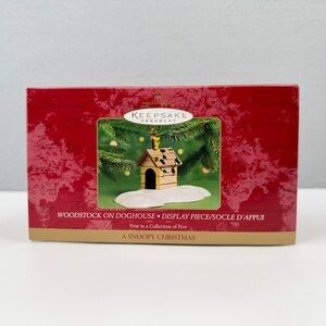 Hallmark Keepsake Ornament Peanuts 2000 Woodstock on Doghouse Display Tabletop